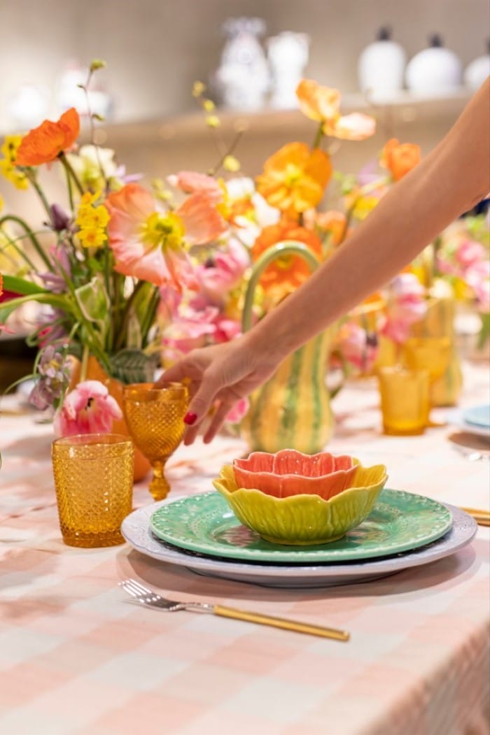 Miriam Alía presenta su mesa más primaveral con la colección Flora de Bordallo Pinheiro