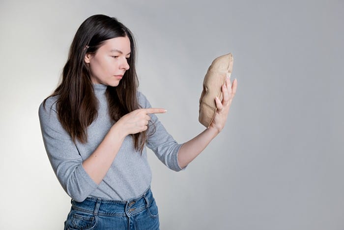 mujer con una mascara impostora