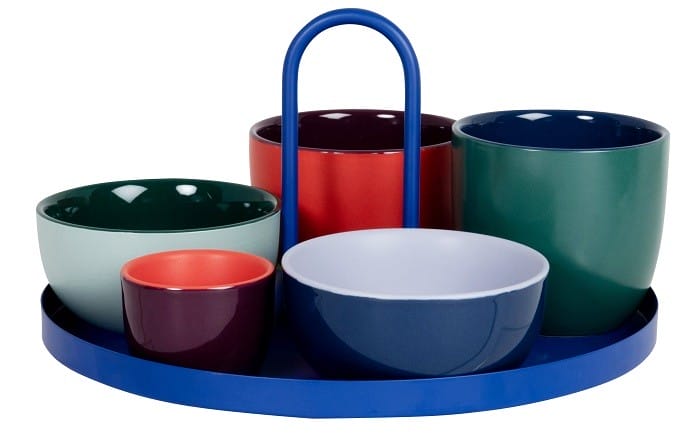 cuencos de aperitivo en diferentes colores en bandeja a juego