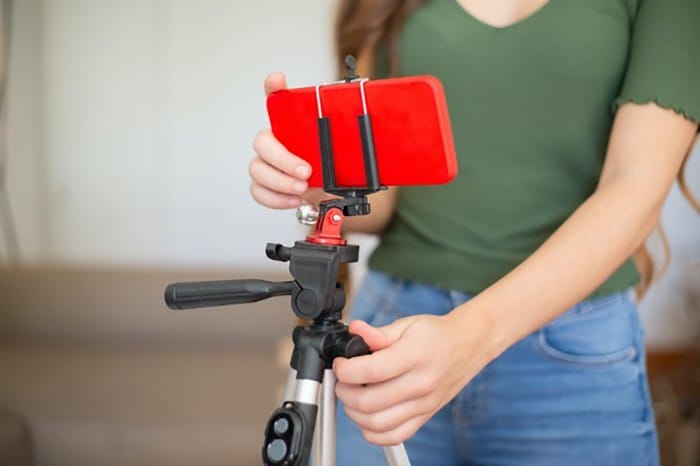 movil rojo en tripode