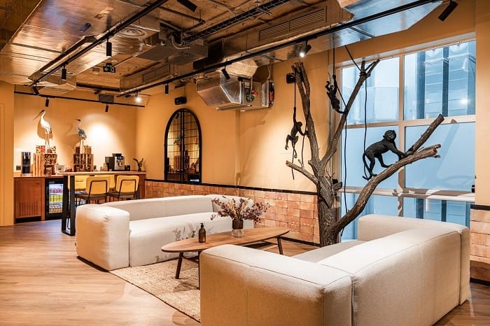 espacio de reuniones con decoración con monos