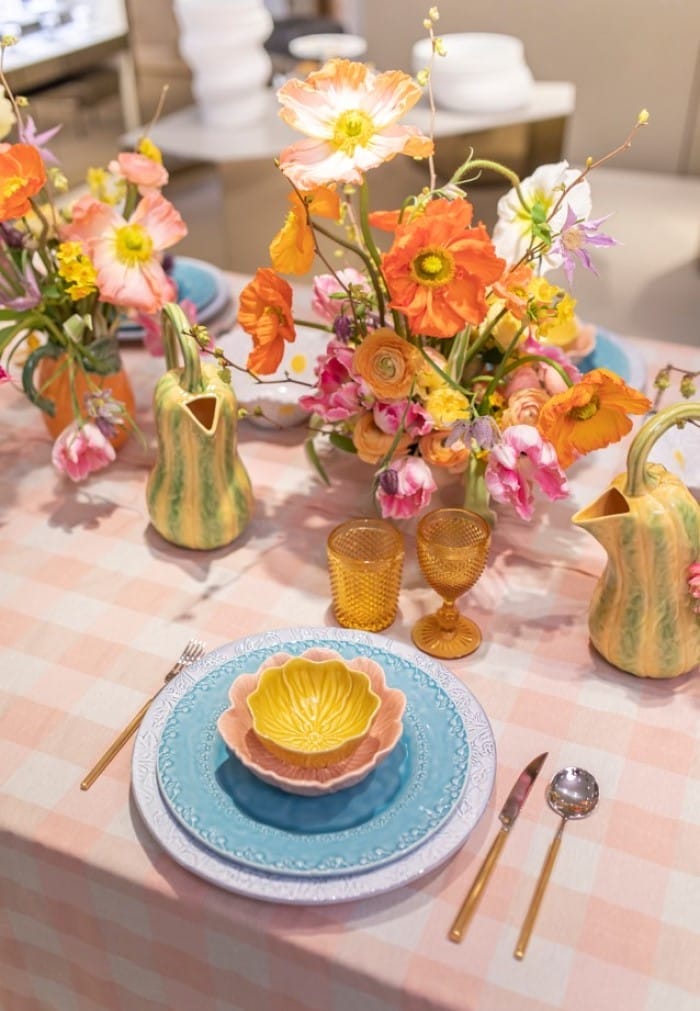 Miriam Alía presenta su mesa más primaveral con la colección Flora de Bordallo Pinheiro