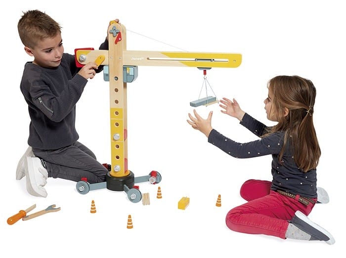 niños jugando con una grúa