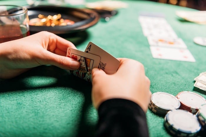 manos-sujetando-unas-cartas-de-poker