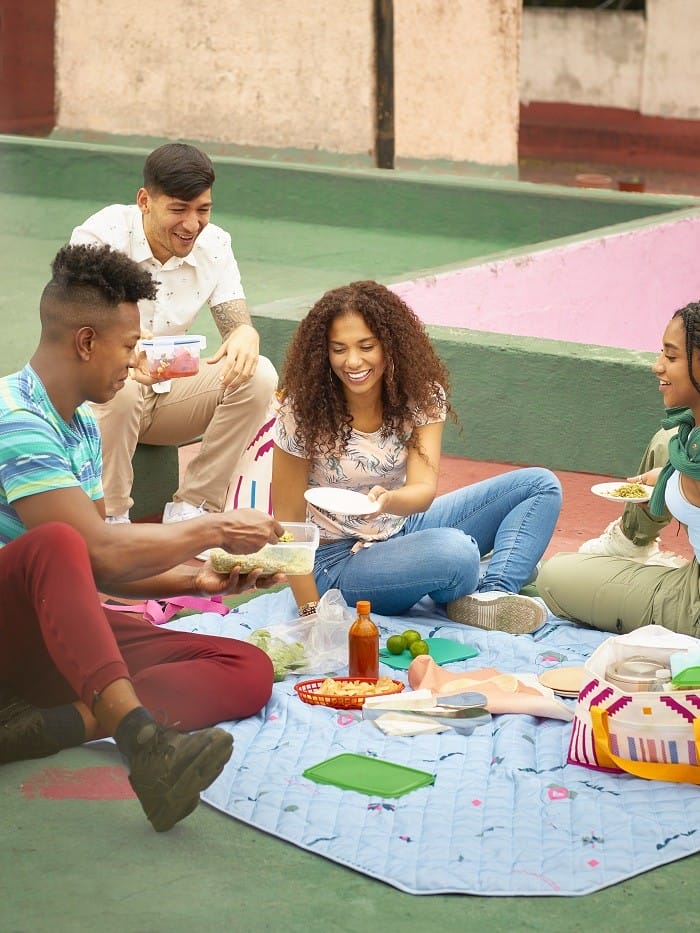 manta-IKEA_OMSESIDIG con un grupo de amigos festejando