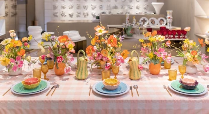 Miriam Alía presenta su mesa más primaveral con la colección Flora de Bordallo Pinheiro