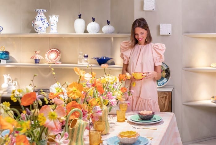 Miriam Alía presenta su mesa más primaveral con la colección Flora de Bordallo Pinheiro