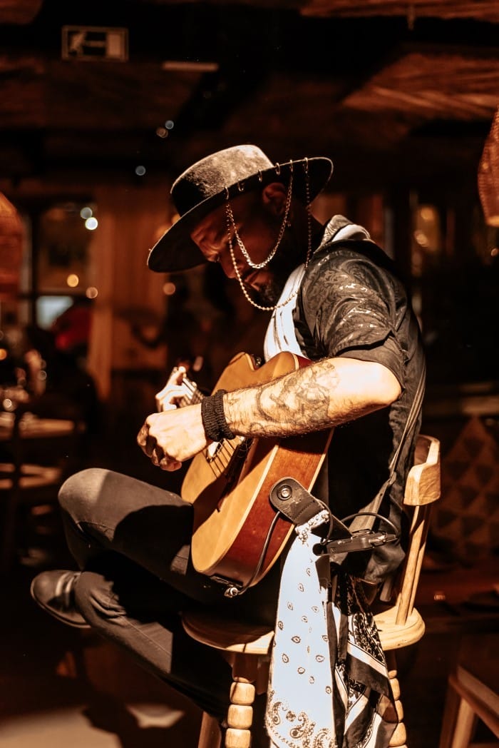 Alta gastronomía y música en directo para celebrar el Día del Padre en Chambao