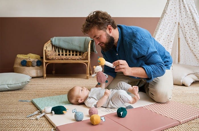 padre y bebé jugando
