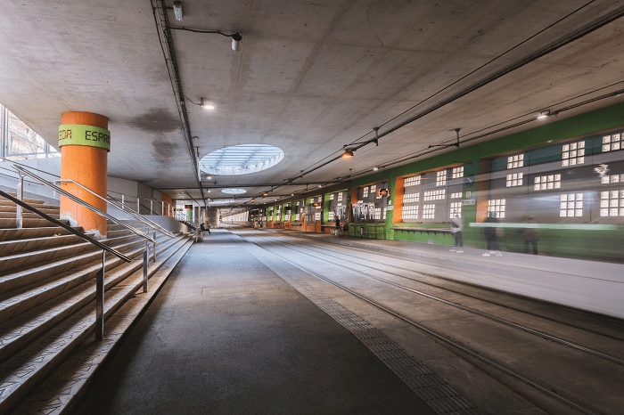 interior de la estación de TRAM