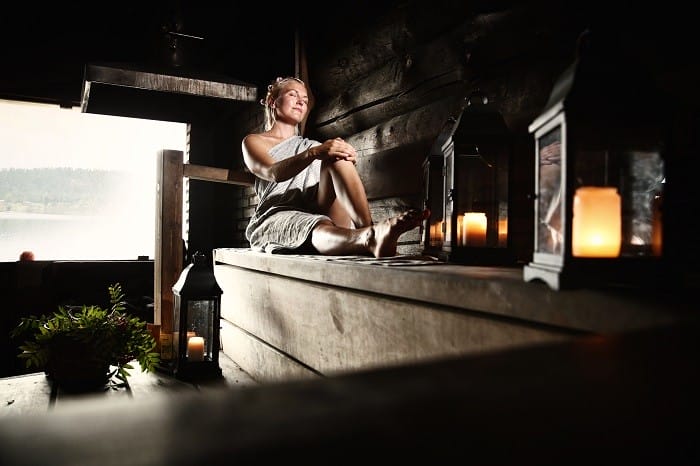 mujer en una sauna de Finlandia