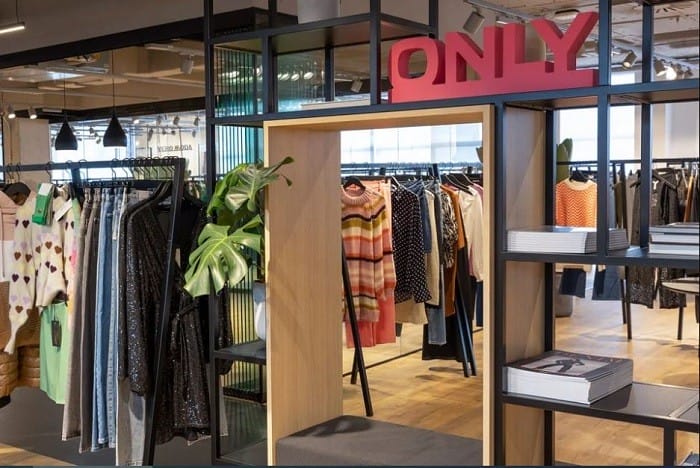 interior de tienda de ropa ONLY
