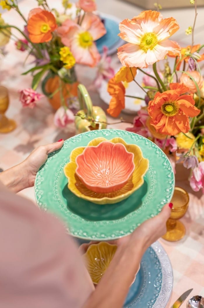 Miriam Alía presenta su mesa más primaveral con la colección Flora de Bordallo Pinheiro