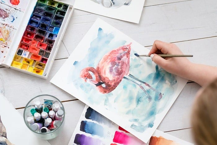 Persona pintando con acuarelas