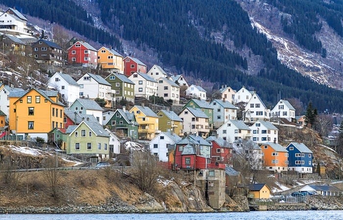 Casas-junto-al-fiordo.-Odda-Noruega