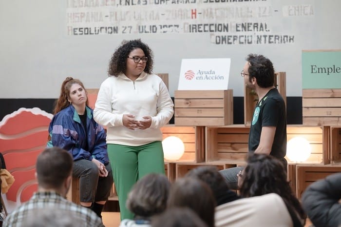 jóvenes en un evento dando una charla