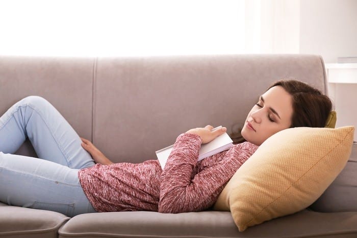 mujer echando la siesta en el sofá