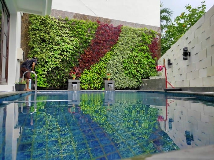 jardín vertical artificial en jardín exterior