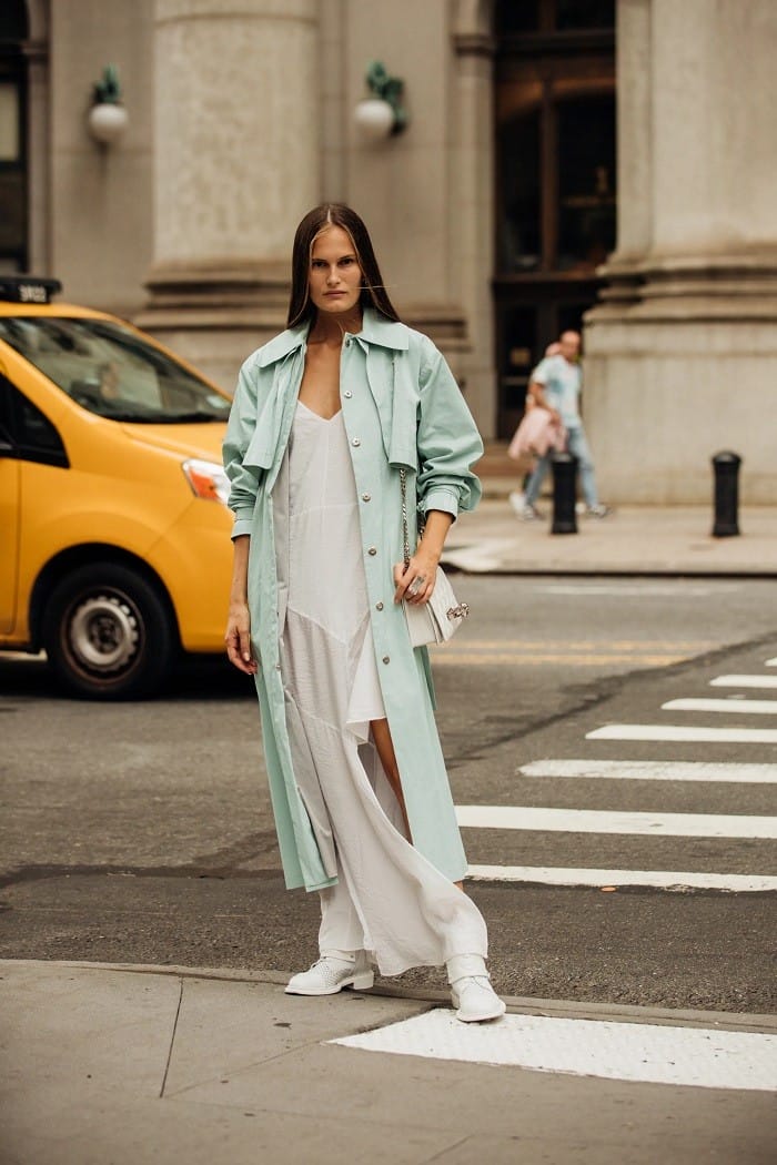 modelo con ropa de color neo mint