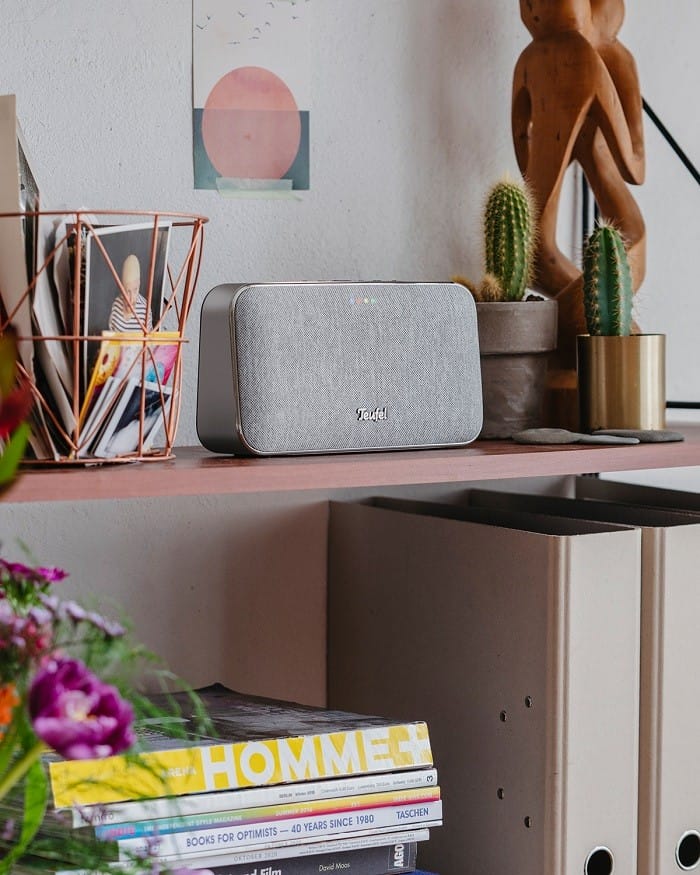 altavoz inteligente en estantería