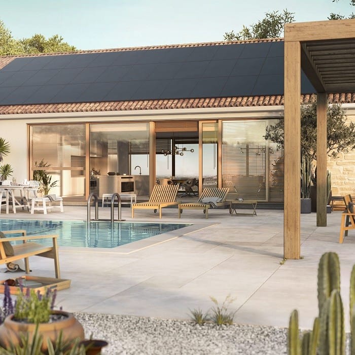 casa con paneles solares. SveaSolar