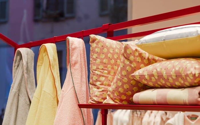 detalle de ropa en tienda pop up