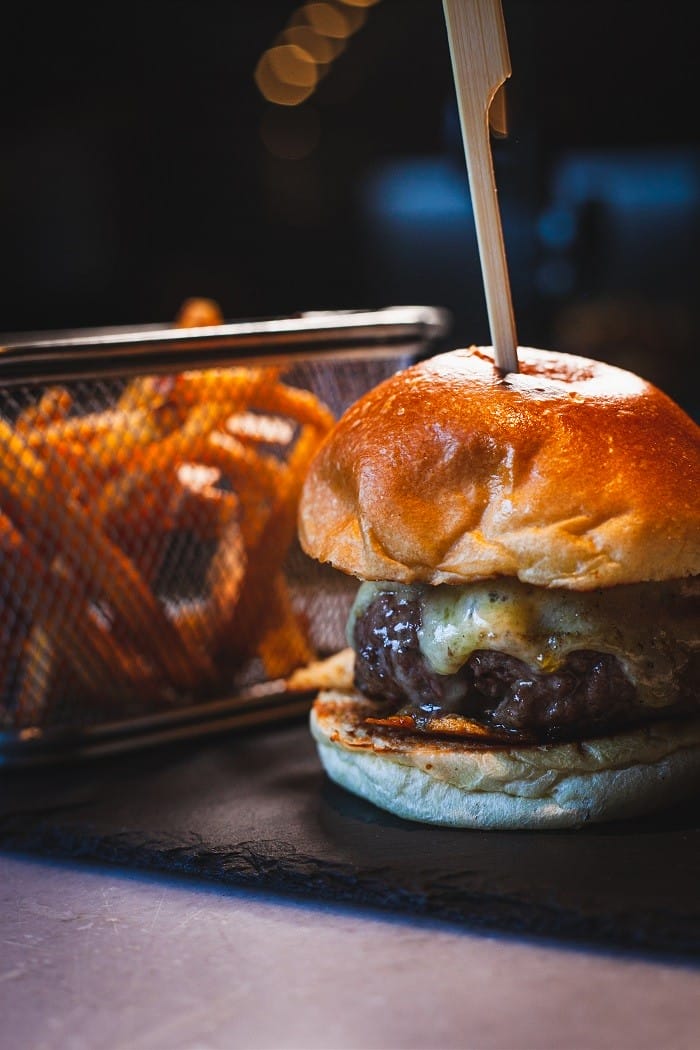 hamburguesa con patatas fritas