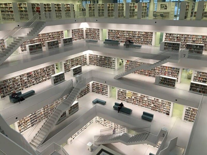 Interior de biblioteca en Stuttgart