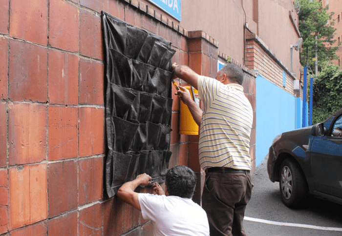 instalación de un jardín vertical artificial exterior