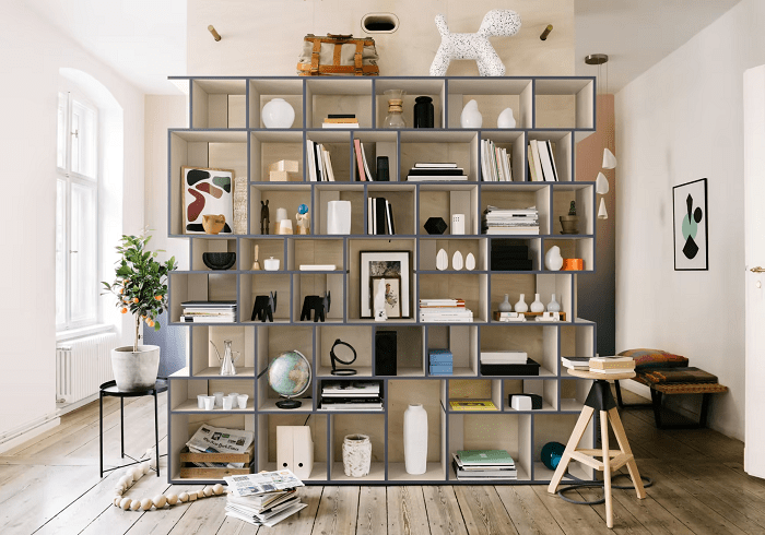 gran librería con libros y otros objetos