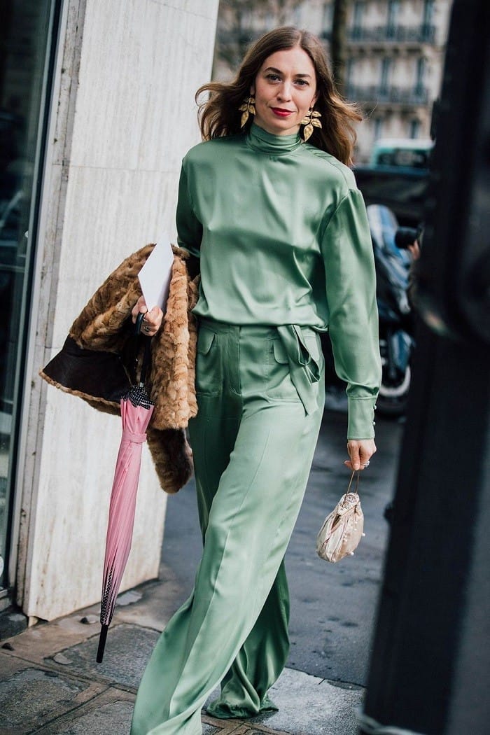 modelo con un mono en color verde o neo mint