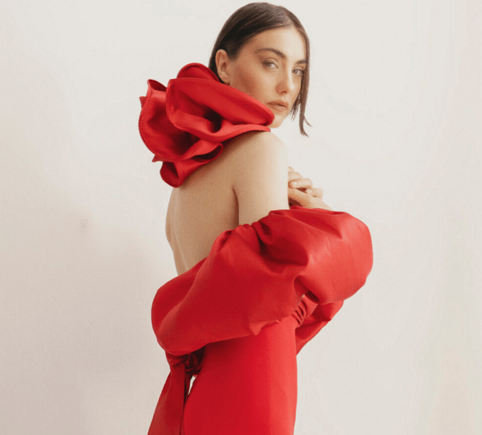 vestido rojo con mangas voluminosas