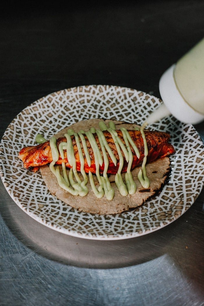 plato elaborado con salmón y salsa