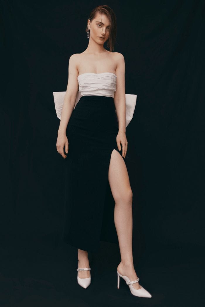 vestido negro y blanco con raja en la pierna y escote palabra de honor