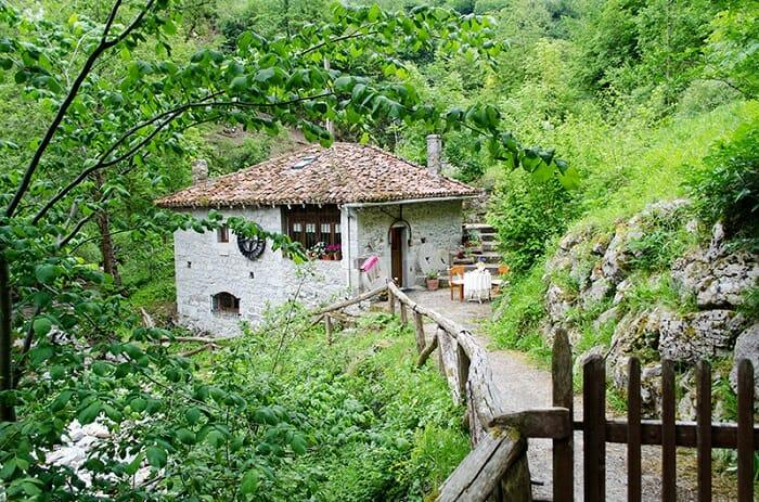 Casa rural en el campo verde