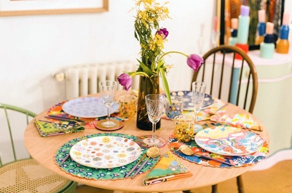 mesa con vajilla colorida