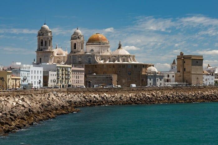 Vistas de la catedral de la ciudad de Cádiz