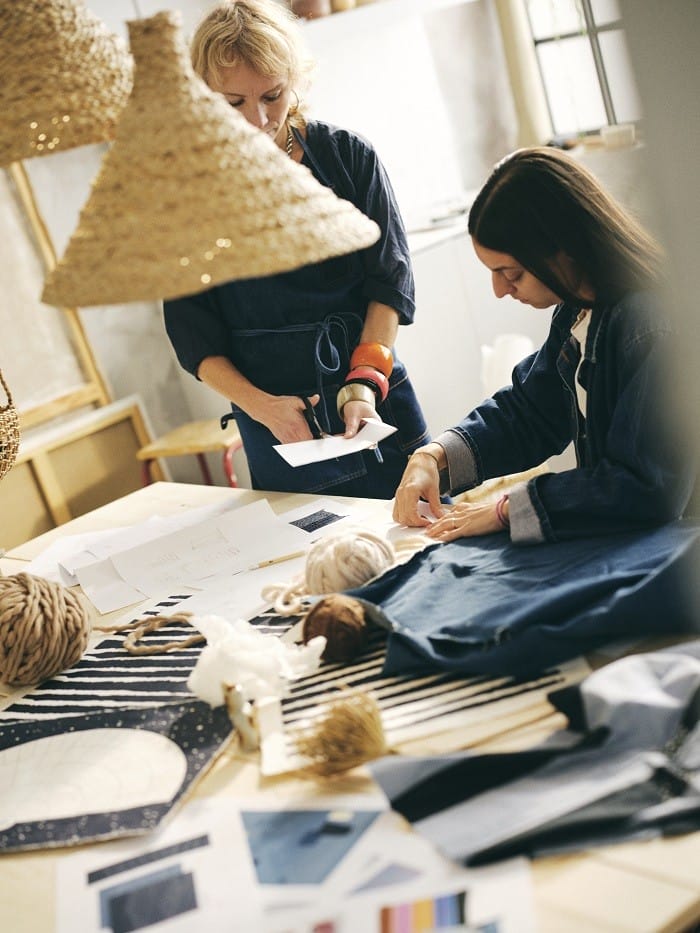 pareja de diseñadoras de Ikea diseñando la nueva colección MAVINN