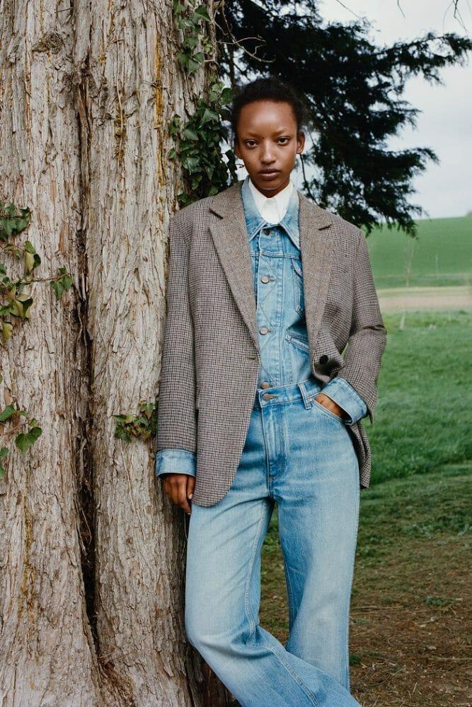 Modelo con vaqueros y chaqueta de Sandro