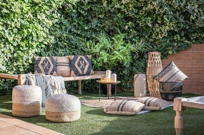 Exterior con cojines y puff de materiales naturales