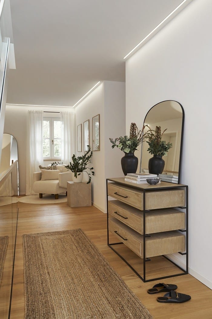 Hall con muebles naturales de estilo moderno raw