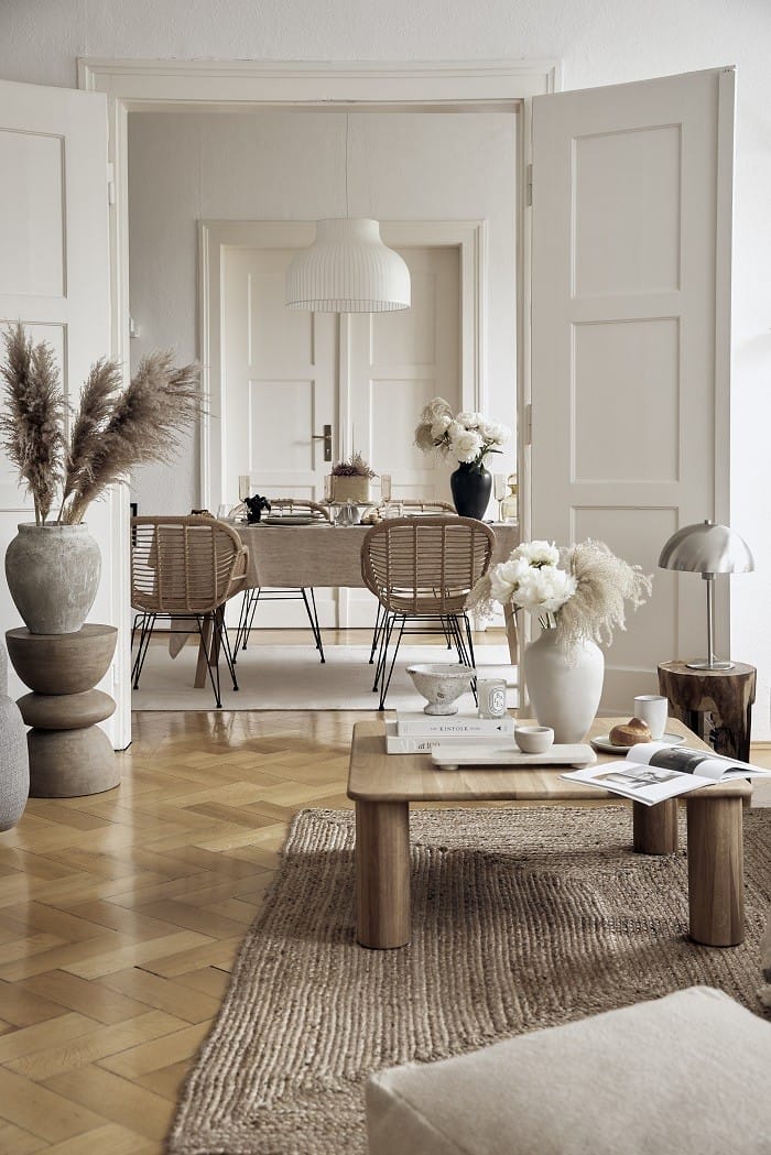 Hogar con muebles naturales de estilo moderno raw