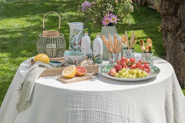 Mesa de exterior con fruta y bebida