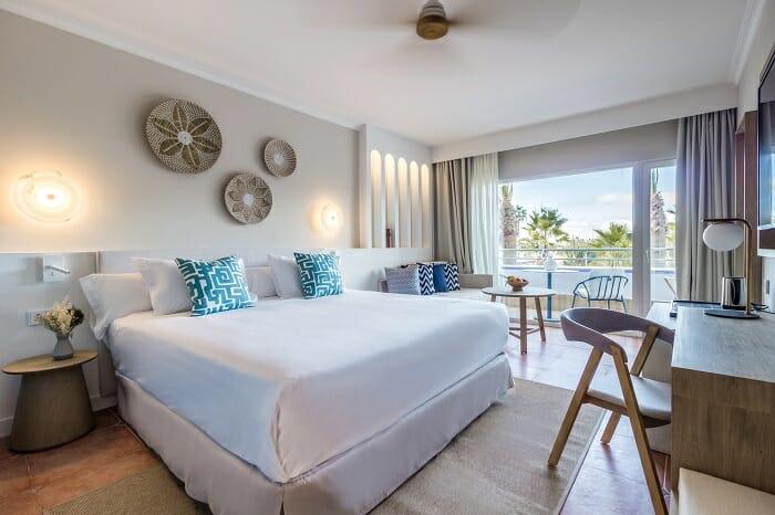 Interior de una habitación del Hotel Mett con una decoración marina
