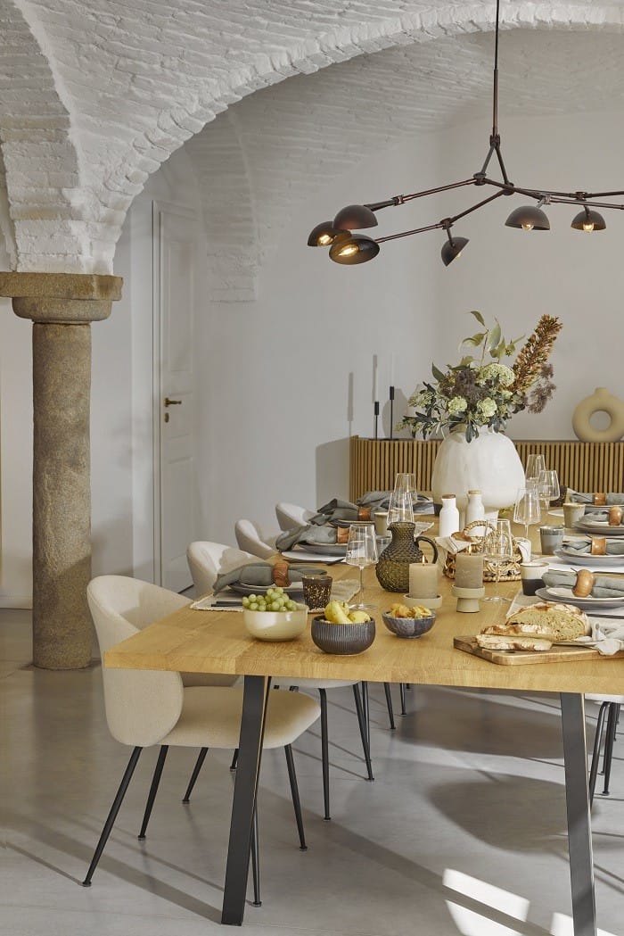 Zona de mesa de comedor con paredes rugosas blancas