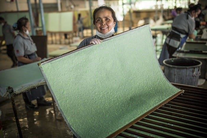 Trabajadora con un producto materia prima para hacer artículos de Ikea