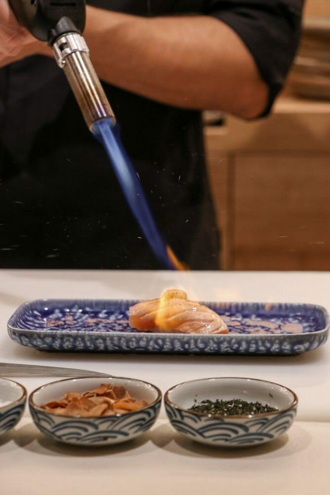 Preparando un plato con soplete del restaurante Tora en Madrid