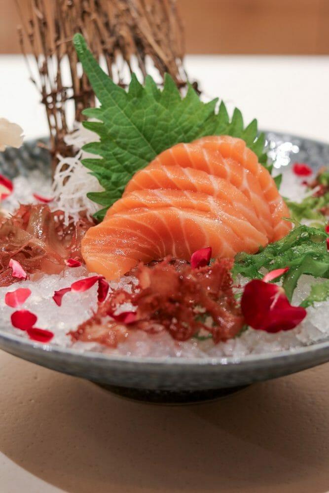 Plato de salmón de restaurante Tora