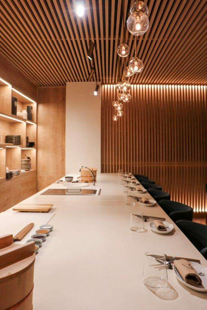 Interior de una mesa del restaurante Tora en Madrid