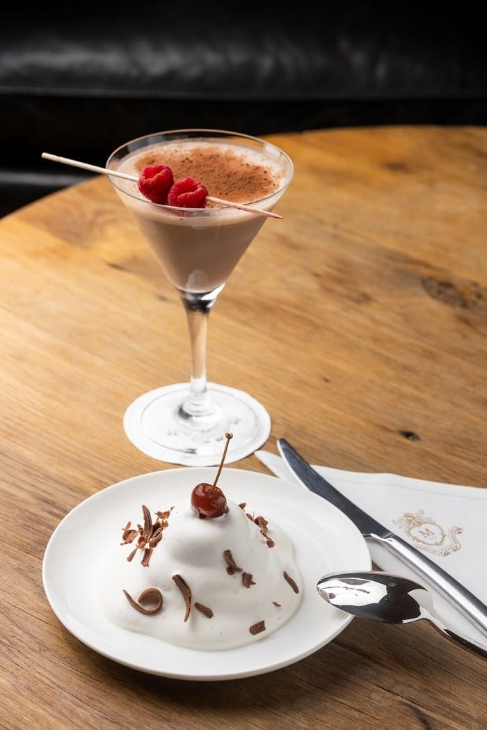 Plato de postre selva negra